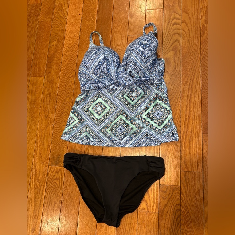 Leilani 14 women’s 2 piece Blue Geometric Print Tankini Top and Black Bottoms